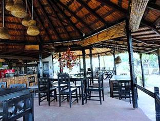 Hotel Sapana Village Lodge Chitwan Bagian luar foto