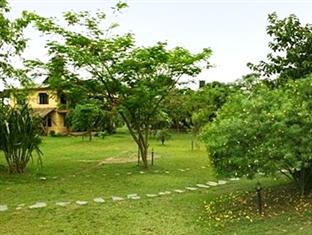 Hotel Sapana Village Lodge Chitwan Bagian luar foto